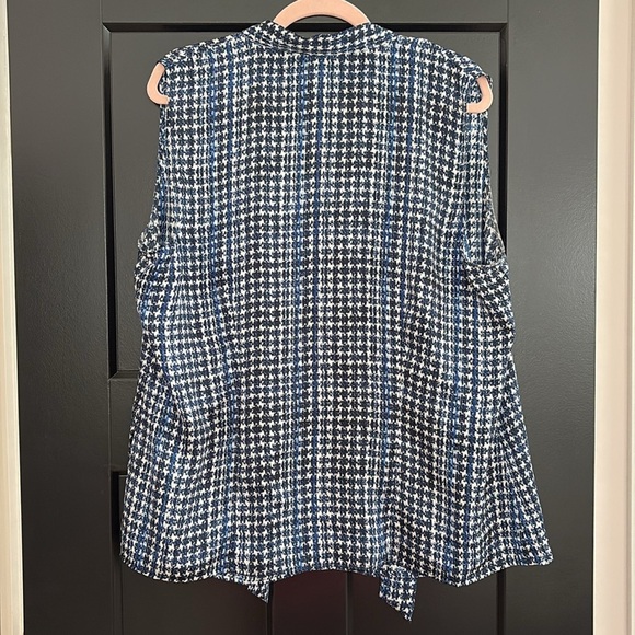 Tahari Blue & White Patterned Sleeveless Buttoned Blouse w/Tie in Front. Size 1X - Picture 2 of 11